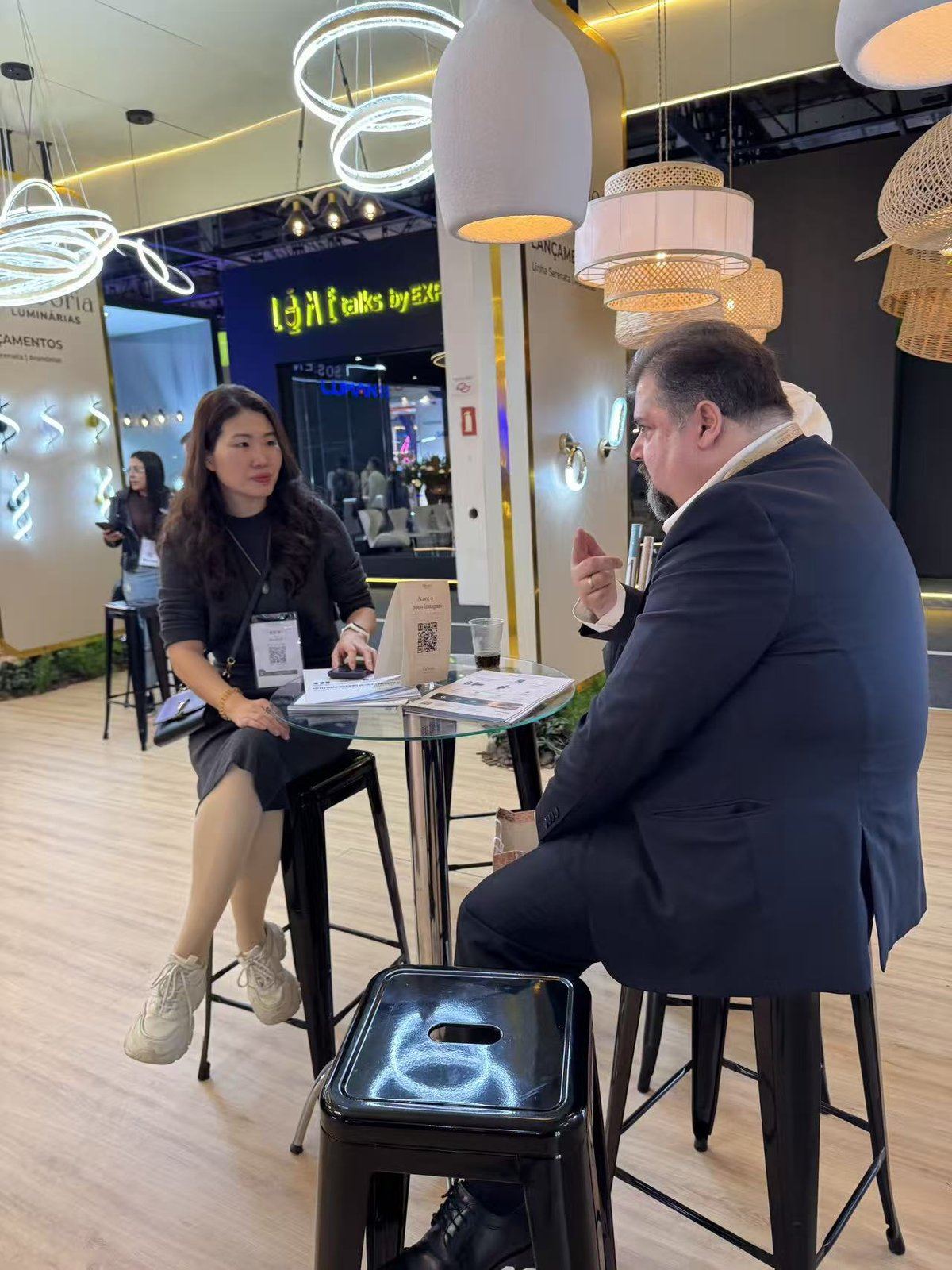 Product discussion at an international lighting expo