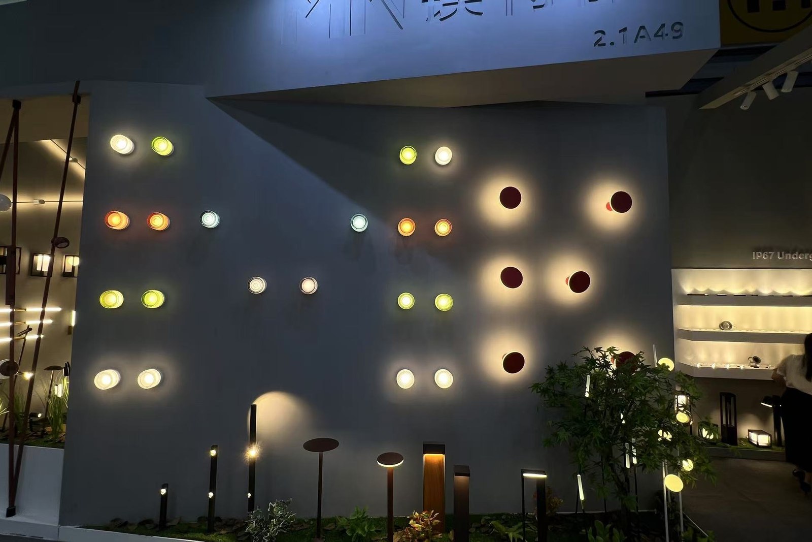 The coloured disc wall and the IP67 inground display